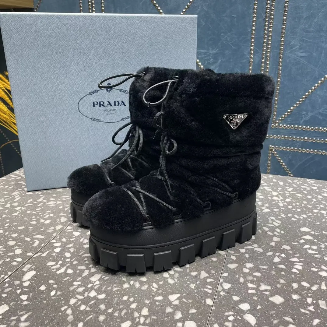 👟👟Ex-factory price 700👟👟 The highest version on the market, Prada's king style, snow boots, ski boots, chubby, so cute and cute →_→ From the Prada limited series, unique. Shiny nylon Oblique upper with criss-cross straps for an ideal fit. The boots are made of technical fabric and have a short-cut version. They can be worn in the city or in the mountains. They make the calves slimmer, taller, warmer and have a concave shape. The boots and soles use the original waterproof effect. The size is 35-40. 41Customized